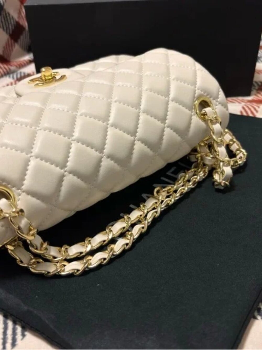 💎Chanel White Quilted Shoulder Bag with Gold Chain - Picture 5 of 8